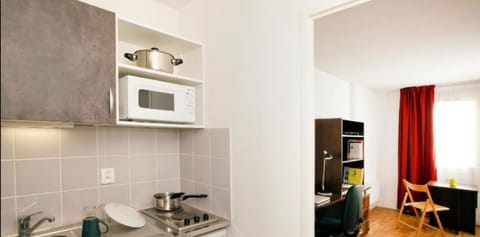 Premium Studio | Private kitchen | Fridge, microwave, stovetop, electric kettle