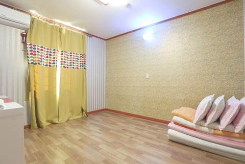 Traditional Room | Desk, blackout drapes, free WiFi, bed sheets