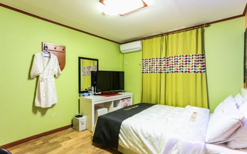 Standard Room | Desk, blackout drapes, free WiFi, bed sheets