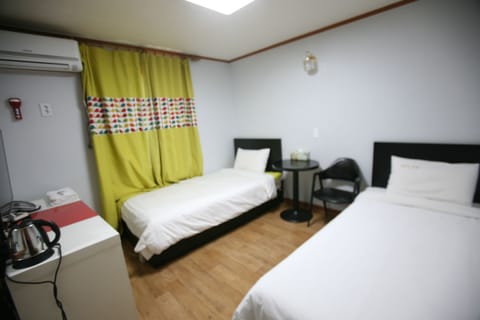 Twin Room | Desk, blackout drapes, free WiFi, bed sheets