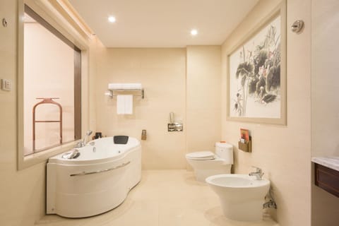 Deluxe Suite | Bathroom | Separate tub and shower, deep soaking tub, rainfall showerhead