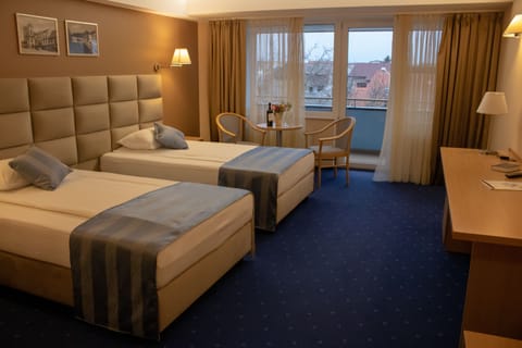 Classic Room, 1 Bedroom, Accessible | Premium bedding, minibar, in-room safe, laptop workspace