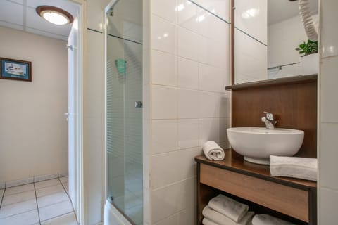 Superior Apartment | Bathroom | Shower, hair dryer, towels, soap