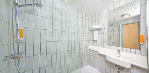 Combined shower/tub, hair dryer, bidet, towels