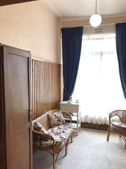 Guesthouse Ensuite Queen Room | Premium bedding, desk, iron/ironing board, free WiFi