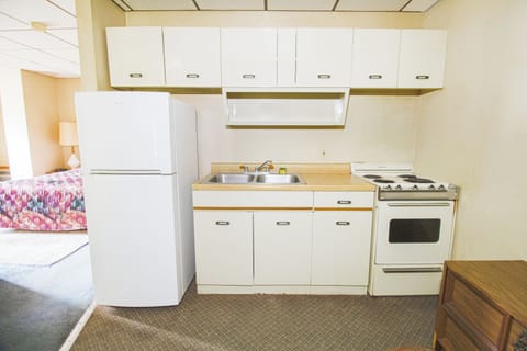Room, 1 King Bed, Kitchenette | Private kitchenette | Fridge, microwave, coffee/tea maker