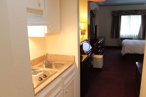 Standard Room, 1 King Bed | Private kitchenette | Fridge, microwave, stovetop