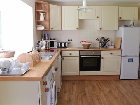 Cottage | Private kitchen | Fridge, microwave, stovetop, dishwasher