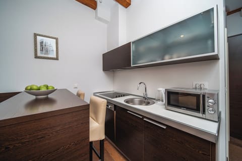 Studio | Private kitchen | Fridge, microwave, stovetop, dishwasher