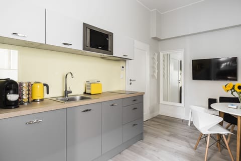 Studio Suite, Kitchenette (Lemon) | Private kitchenette | Fridge, microwave, stovetop, dishwasher