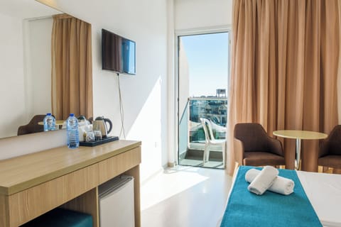 Standard Twin Room | In-room safe, desk, soundproofing, free WiFi