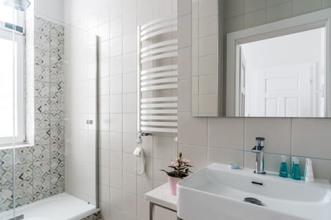 Studio Suite, Kitchenette (Malaga 4) | Bathroom | Shower, hair dryer, towels