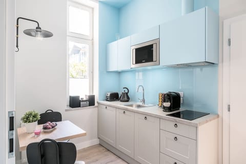 Studio Suite, Kitchenette (Malaga 4) | Private kitchenette | Fridge, microwave, stovetop, dishwasher