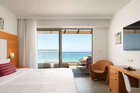 Deluxe Suite, 2 Bedrooms, 2 Bathrooms, Beachside (Grand) | Hypo-allergenic bedding, in-room safe, desk, soundproofing