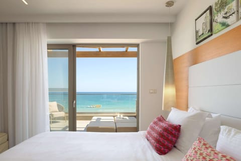 Deluxe Suite, Sea View, Beachfront | Hypo-allergenic bedding, in-room safe, desk, soundproofing