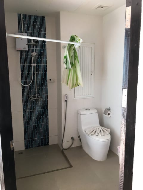 Shower, rainfall showerhead, free toiletries, hair dryer