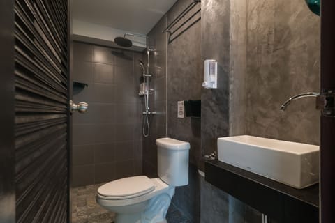 Deluxe Premium Room with Balcony | Bathroom | Shower, free toiletries, towels