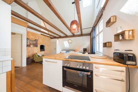 Apartment (Maisonette mit Kamin) | Private kitchen | Full-size fridge, oven, stovetop, coffee/tea maker