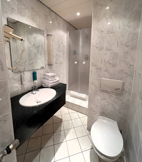 Economy Triple Room, Private Bathroom, Canal View | Bathroom | Shower, free toiletries, hair dryer, bathrobes