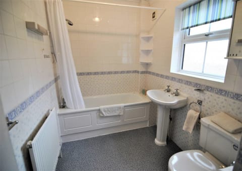 Basic Apartment, 2 Bedrooms | Bathroom | Combined shower/tub, free toiletries, hair dryer, towels