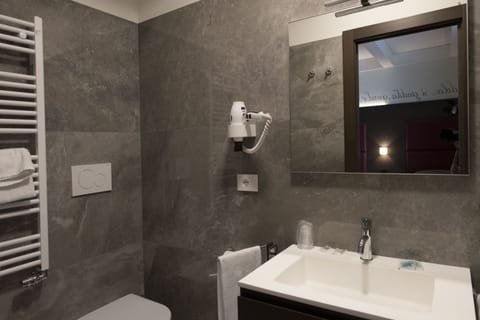 Superior Double or Twin Room | Bathroom | Shower, free toiletries, hair dryer, bidet