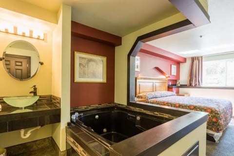 Suite, 1 King Bed, Jetted Tub (Jacuzzi Suite) | Soundproofing, free WiFi, bed sheets