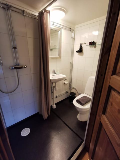 Double Room | Bathroom | Shower, free toiletries, hair dryer, slippers