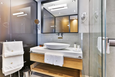 Junior Studio Suite | Bathroom | Shower, free toiletries, hair dryer, slippers