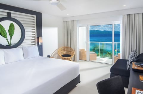 Junior Suite, 1 King Bed, Ocean View | 1 bedroom, minibar, in-room safe, desk