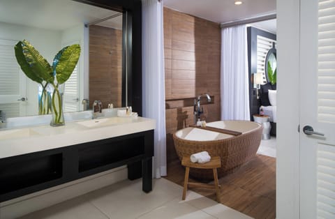 Junior Suite, 2 Double Beds, Ocean View | Bathroom | Free toiletries, hair dryer, bathrobes, slippers