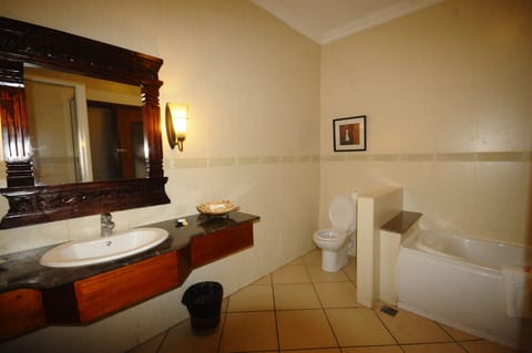 Deluxe | Bathroom | Combined shower/tub, free toiletries, hair dryer, slippers