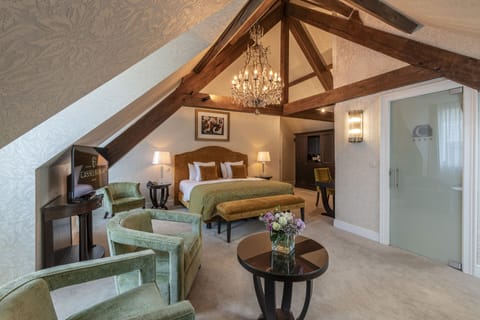 The Victorian Loft | Premium bedding, pillowtop beds, minibar, in-room safe