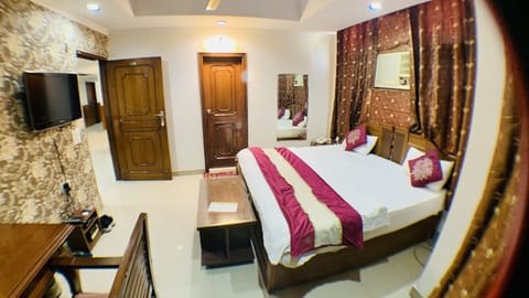 Deluxe Room, 1 Double Bed, Non Smoking | Down comforters, desk, iron/ironing board, rollaway beds