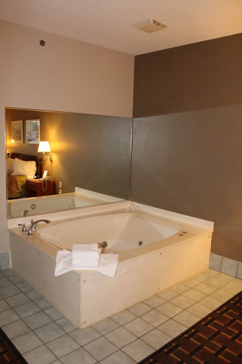 Studio Suite, 1 King Bed, Non Smoking | Jetted tub