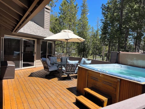 Deck upstairs with Jacuzzi and Bar B Que