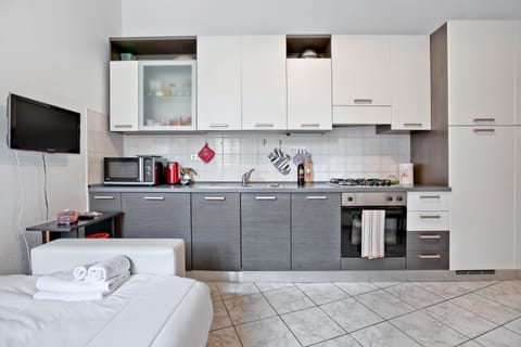 Apartment, 1 Bedroom | Private kitchen | Full-size fridge, stovetop, cookware/dishes/utensils