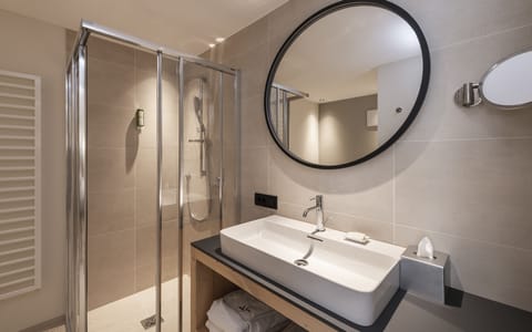Deluxe Double or Twin Room | Bathroom | Shower, free toiletries, hair dryer, bathrobes