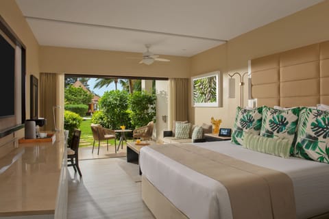 Junior Suite Garden View King | 1 bedroom, free minibar, in-room safe, individually furnished