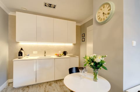 Deluxe Studio Suite | Private kitchenette | Mini-fridge, stovetop, espresso maker, coffee/tea maker