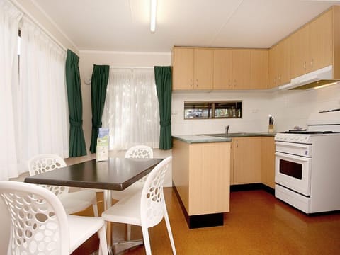 Standard Suite, 1 Bedroom, Non Smoking, Kitchen | Private kitchen