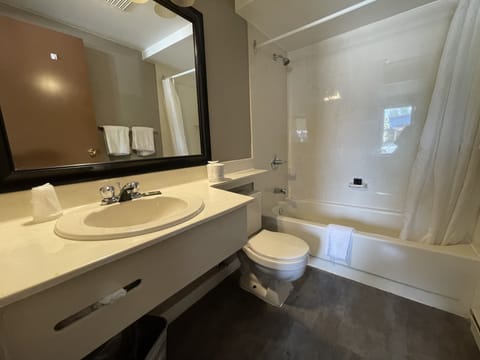 Studio Suite, Kitchenette | Bathroom | Combined shower/tub, hair dryer, towels, soap