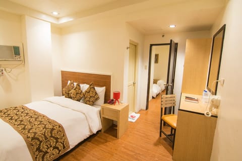 Matrimonial Suite | Desk, free WiFi, bed sheets