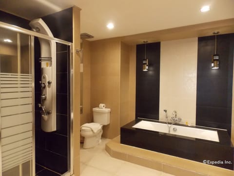 Executive Suite, 1 Bedroom | Bathroom | Free toiletries, towels