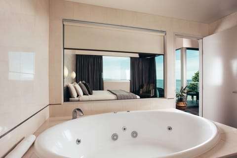 Luxury Suite with Ocean View | Bathroom | Free toiletries, hair dryer, towels, soap