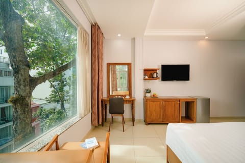 Junior Double Room, City View | Minibar, in-room safe, desk, soundproofing