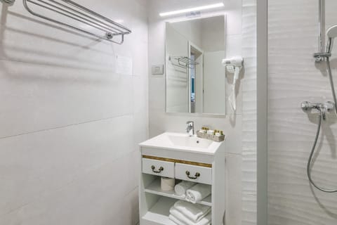 Deluxe Double Bed | Bathroom | Shower, free toiletries, hair dryer, bathrobes