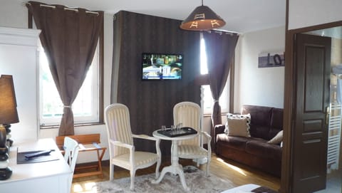 Triple Room | Desk, blackout drapes, soundproofing, free WiFi