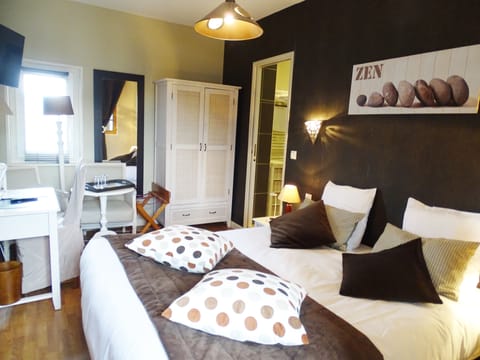 Comfort Double Room | Desk, blackout drapes, soundproofing, free WiFi