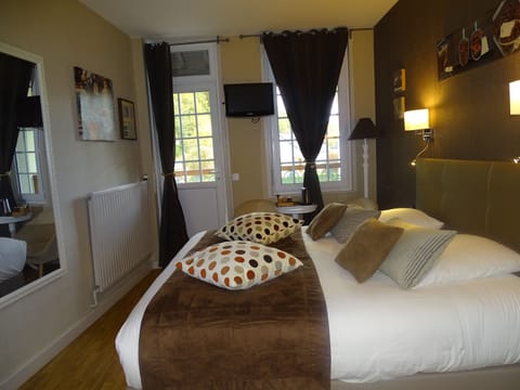 Comfort Double Room | Desk, blackout drapes, soundproofing, free WiFi
