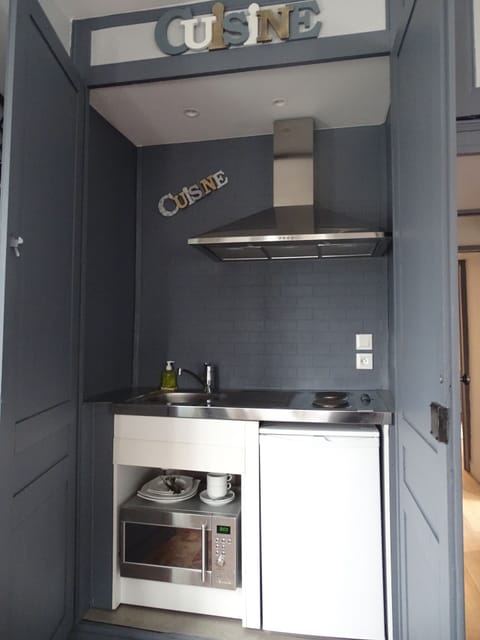 Family Room | Private kitchenette | Highchair